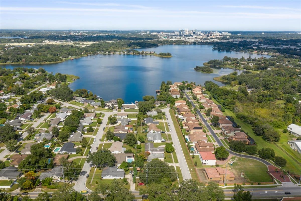 FARMHOUSE INSPIRED HOME ON LAKE HOLDEN ACME Florida